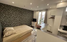 Quiet & Bright Studio 15Min Away From Paris